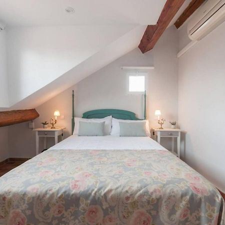 Cozy One-Bedroom Penthhouse La Latina Madrid Kültér fotó